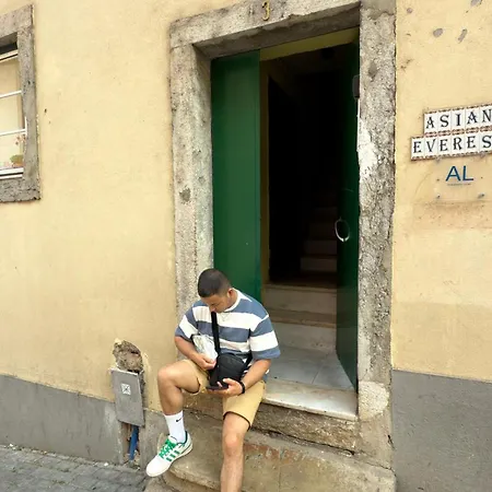 Asian Everest House Hostel *